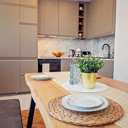 Modern Sea View 2bd Next To Sea Garden By Apartmax
